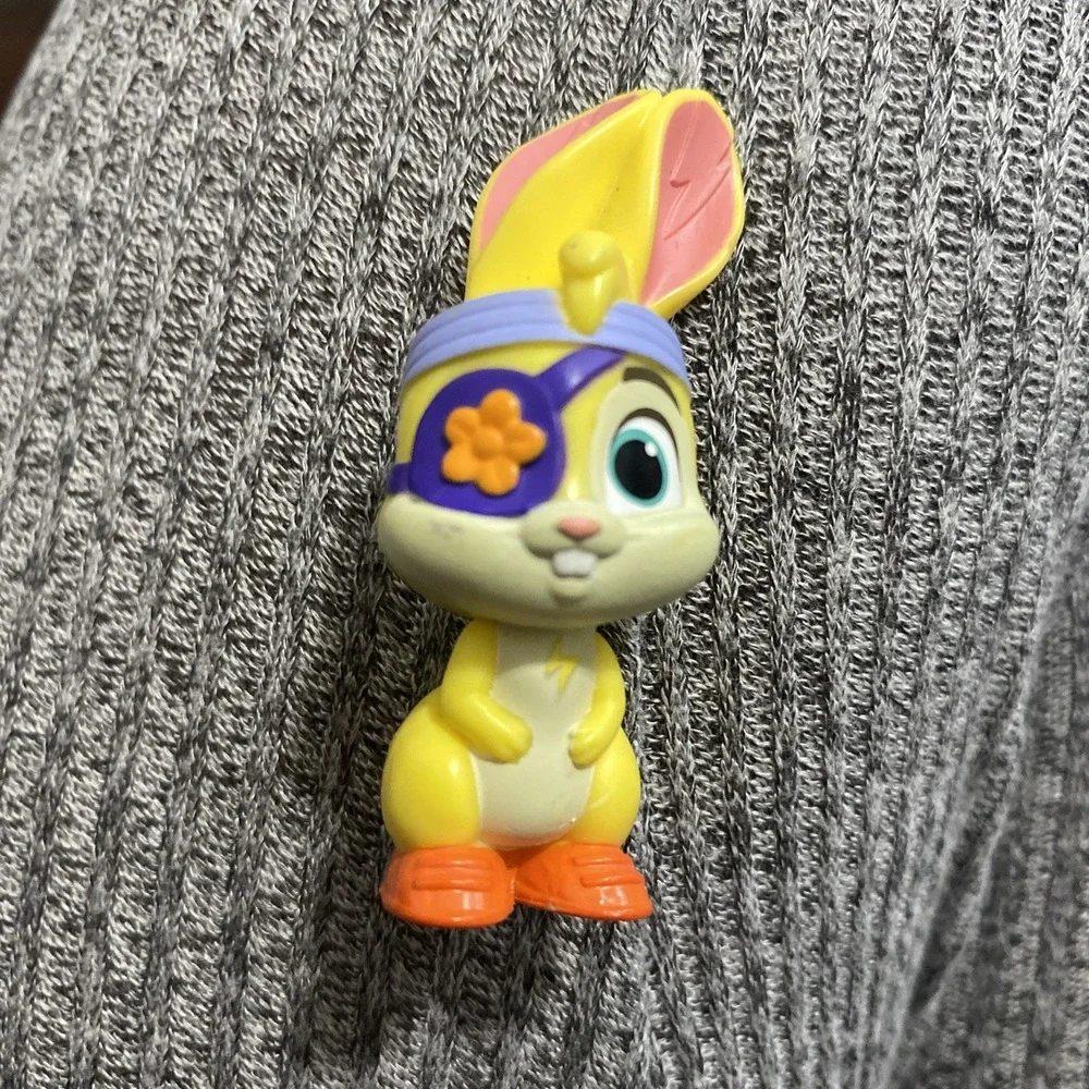 Vida the Vet ZIGZAG the BUNNY Mini Vinyl Figure Cake Topper
